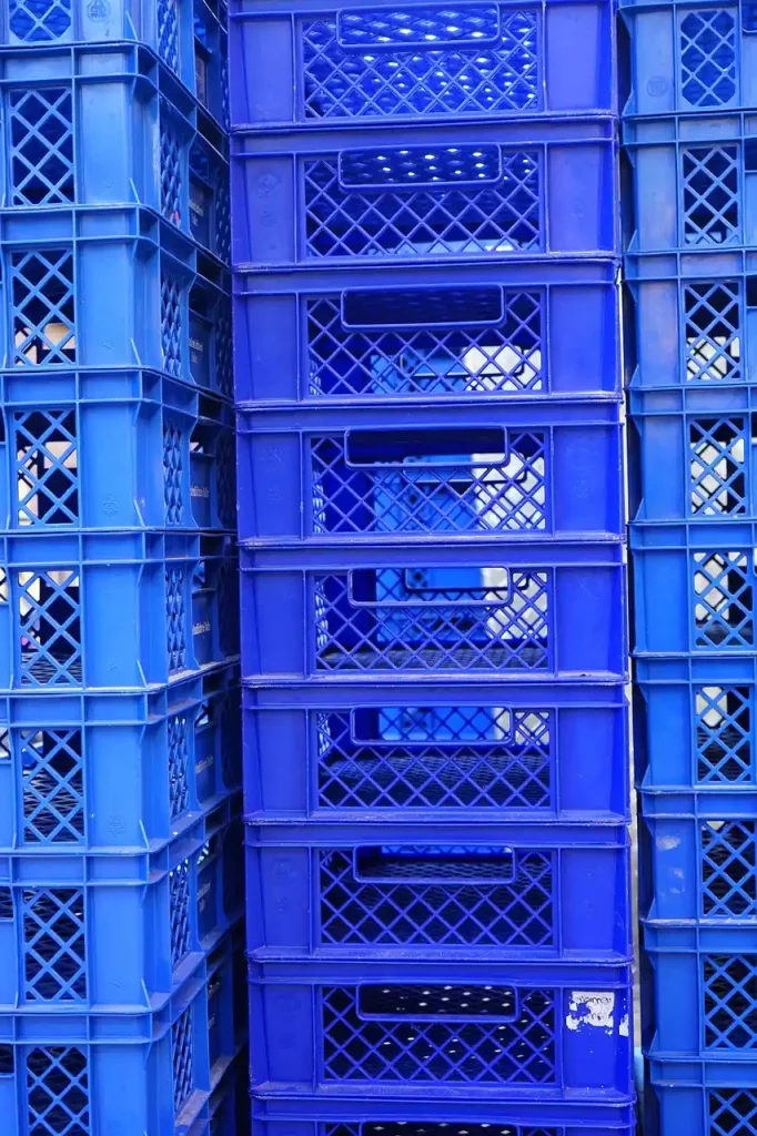cajones-plasticos-apilados-color-azul Los cajones de plástico se adaptan a una amplia variedad de usos y entornos. Su diseño modular y la disponibilidad de diferentes tamaños y formas permiten: Personalización: Puedes configurar múltiples cajones para crear sistemas de almacenamiento personalizados que se ajusten a tus necesidades específicas, ya sea en un taller, un almacén o un hogar. Organización eficiente: Gracias a su diseño apilable y encajable, puedes optimizar el espacio de almacenamiento y mantener todo organizado. Adaptación a diferentes industrias